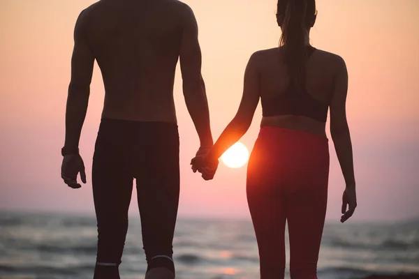 Couple marchant sur une plage de sable fin — Photo