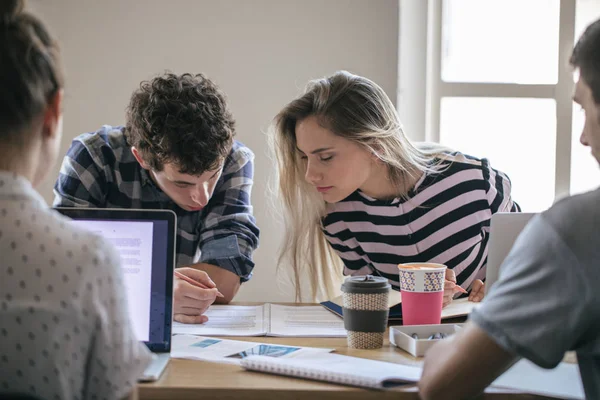 Studentów uczelni studiować razem — Zdjęcie stockowe