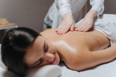 Sırt masajından hoşlanan kadın