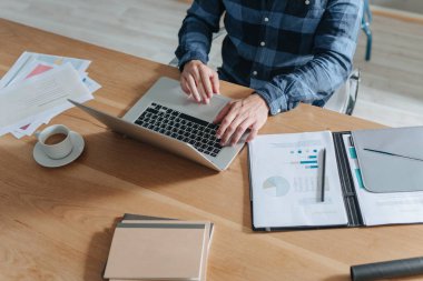 onun dizüstü bilgisayarda yazarak işadamı