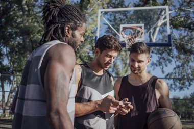 Bir basketbol sahası üzerinde duran adam