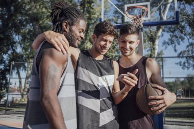 Bir basketbol sahası üzerinde duran adam