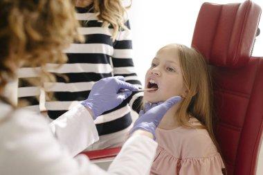 Bir çocuk inceleyerek çocuk doktoru