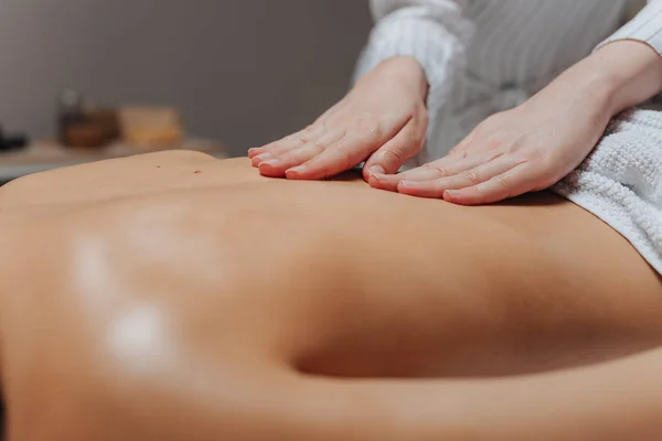 Mulher desfrutando de uma massagem nas costas — Fotografia de Stock