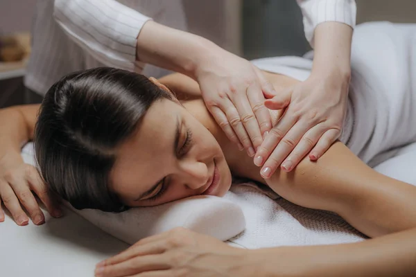 Γυναίκα απολαμβάνοντας χέρια και τους ώμους Massag — Φωτογραφία Αρχείου