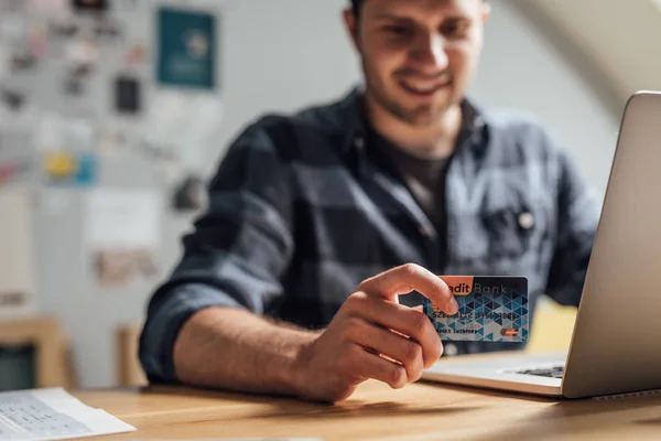 Man använder kreditkort — Stockfoto