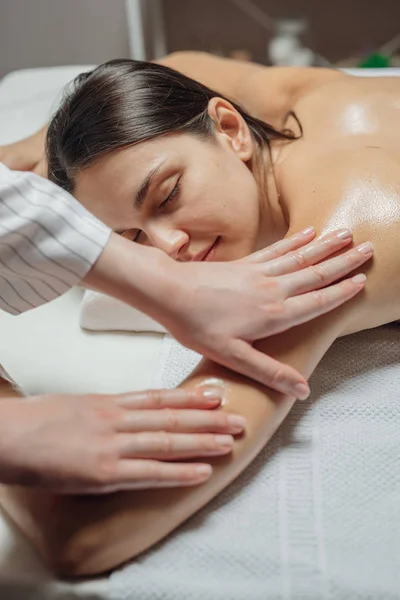 Vrouw met arm massage — Stockfoto