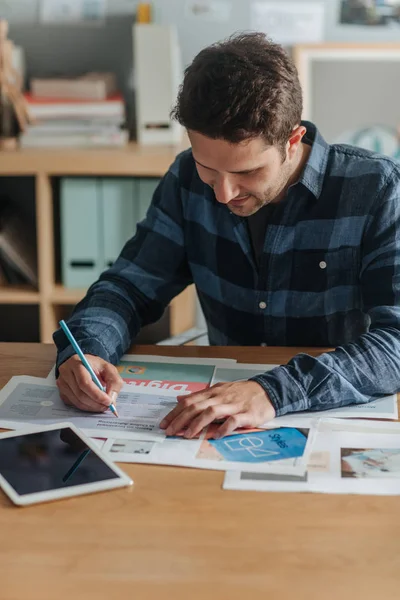 Unternehmer arbeitet im Büro — Stockfoto