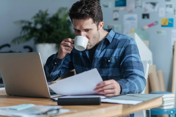 Empresário que trabalha no escritório — Fotografia de Stock