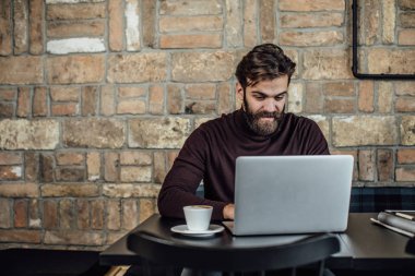 Modern işadamı Cafe'de çalışma