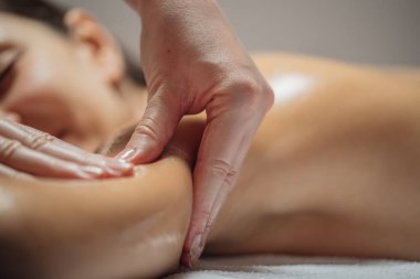 kadın kol masajdan sonra