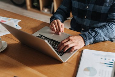 onun dizüstü bilgisayarda yazarak işadamı