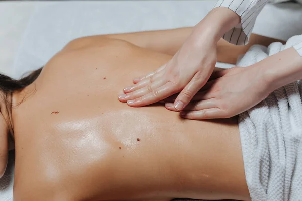 Vrouw genieten van een rug massage — Stockfoto