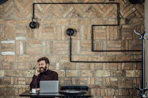 Uomo d'affari moderno che lavora al Cafe — Foto Stock