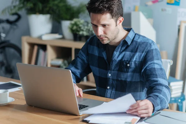 Unternehmer arbeitet im Büro — Stockfoto