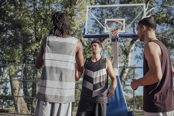 Homens em pé em uma quadra de basquete — Fotografia de Stock