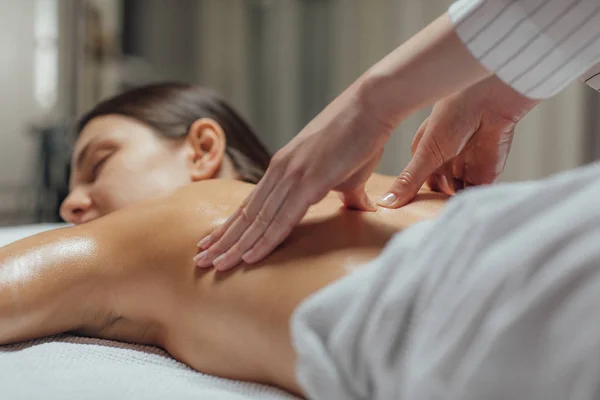 Жінка насолоджується масажем на спині — стокове фото