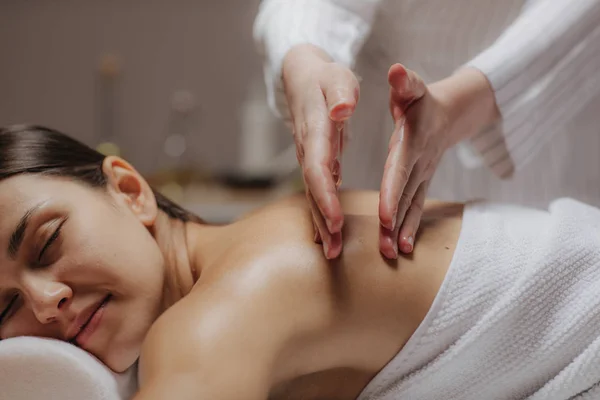 Mujer teniendo masaje de espalda — Foto de Stock