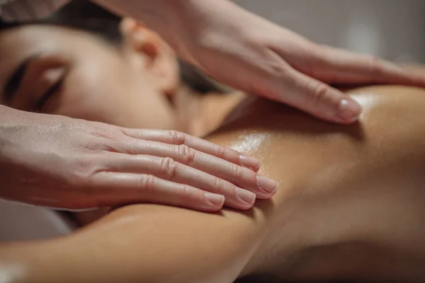 Mulher fazendo massagem no braço — Fotografia de Stock