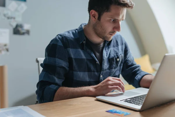 Homem de negócios trabalhando no laptop — Fotografia de Stock