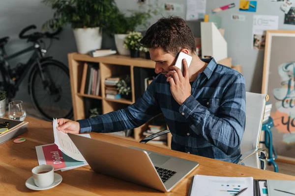 Moderner Geschäftsmann, der auf seinem Handy spricht — Stockfoto