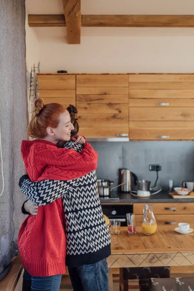 Coppia innamorata che si abbraccia — Foto Stock