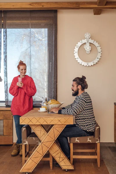 Paar genießt die Zeit im Chalet — Stockfoto