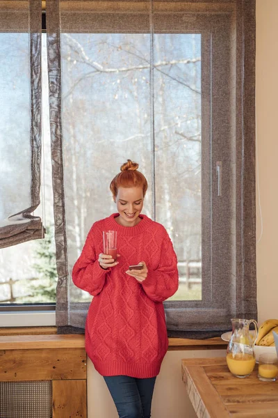 Μια γυναίκα απολαμβάνει χειμερινές διακοπές — Φωτογραφία Αρχείου
