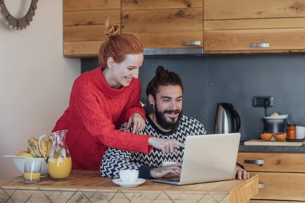 Casal desfrutando de férias de inverno no Chalet — Fotografia de Stock