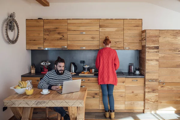 Paar genieten van Winter vakantie bij Chalet — Stockfoto