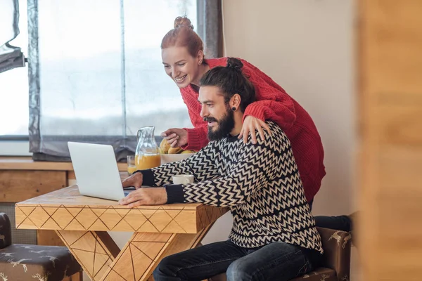 Coppia Godersi la vacanza invernale allo Chalet — Foto Stock