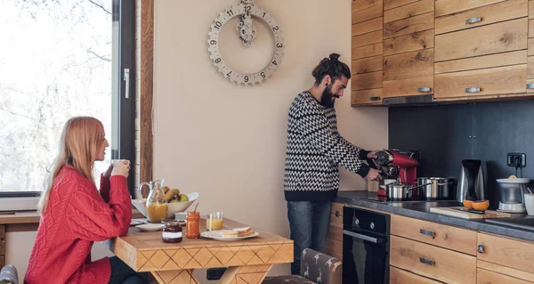 Paar frühstückt — Stockfoto