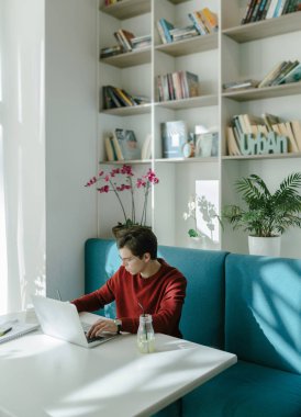 Kütüphanesi'nde okuyan üniversite öğrencisi