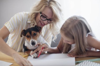 Anne ve çocuk oyun ile onların evde beslenen hayvan