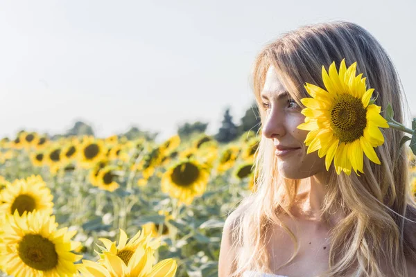 Portrait of a Woman in Sunflowers Field — Stock Photo, Image