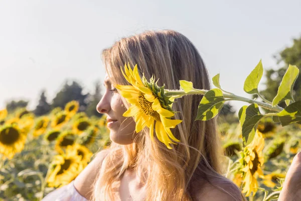 Femme posant dans le champ de tournesol — Photo