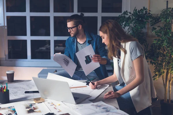 Zwei Künstler arbeiten zusammen — Stockfoto