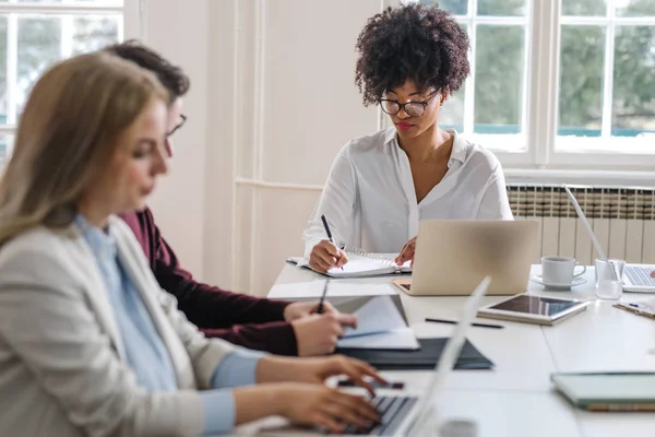 Mensen uit het bedrijfsleven werken — Stockfoto