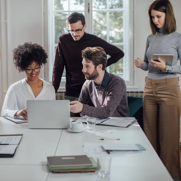 Les gens d'affaires qui travaillent — Photo