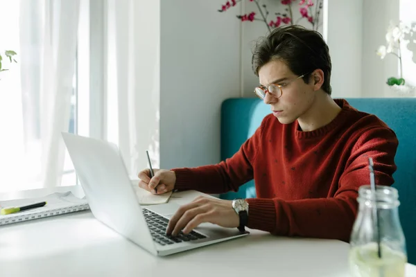 College Student studeert in bibliotheek — Stockfoto