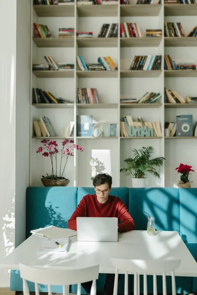 College-Student studiert in der Bibliothek — Stockfoto