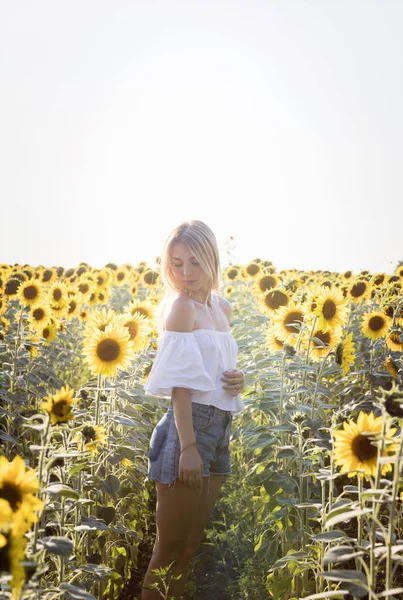 Giovane donna sentirsi libera — Foto Stock