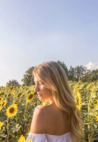 Donna in posa nel campo di girasole — Foto Stock