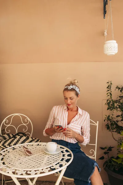 Mulher usando um telefone celular — Fotografia de Stock