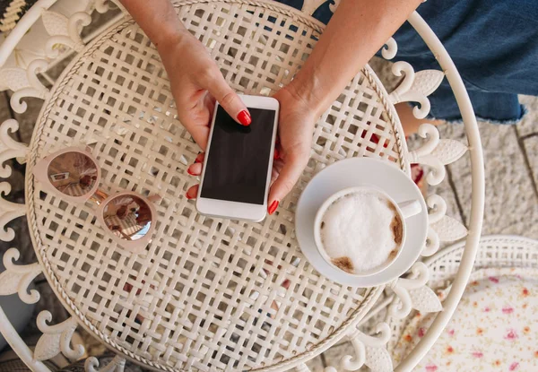 Kvinna som använder en mobiltelefon — Stockfoto