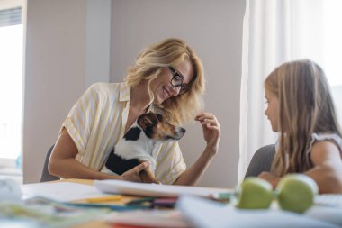 Anne ve çocuk oyun ile onların evde beslenen hayvan