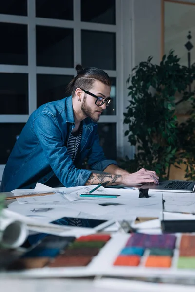 Freelancer Trabajar en una oficina — Foto de Stock