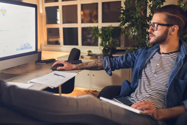 Freelancer Trabajando en un Ordenador —  Fotos de Stock