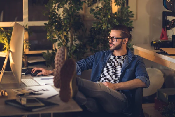 Empresario trabajando en una computadora — Foto de Stock