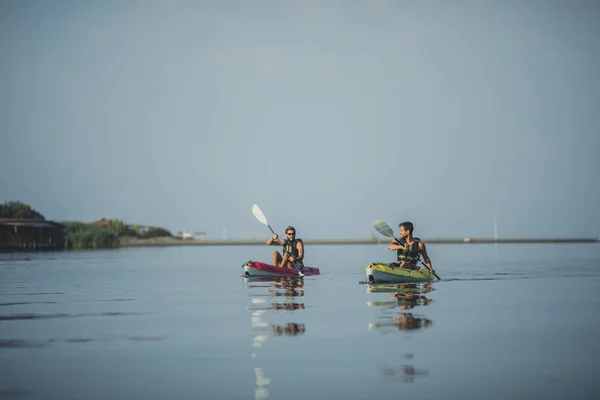 Dos hombres Kayak —  Fotos de Stock
